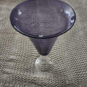 Wazon z fioletowego szkła