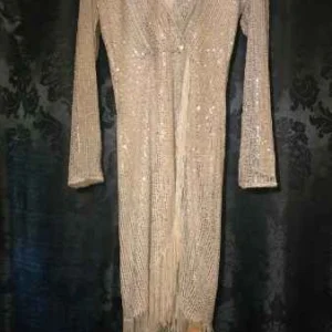 Sukienka z cekinami i frędzlami.